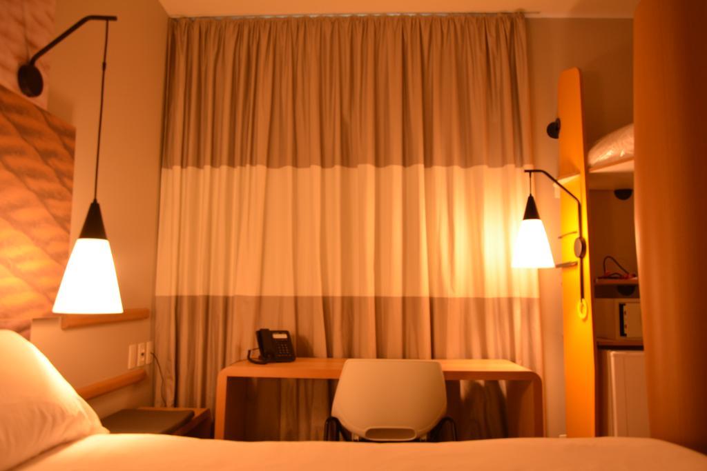 Hotel Ibis Jacareí Esterno foto