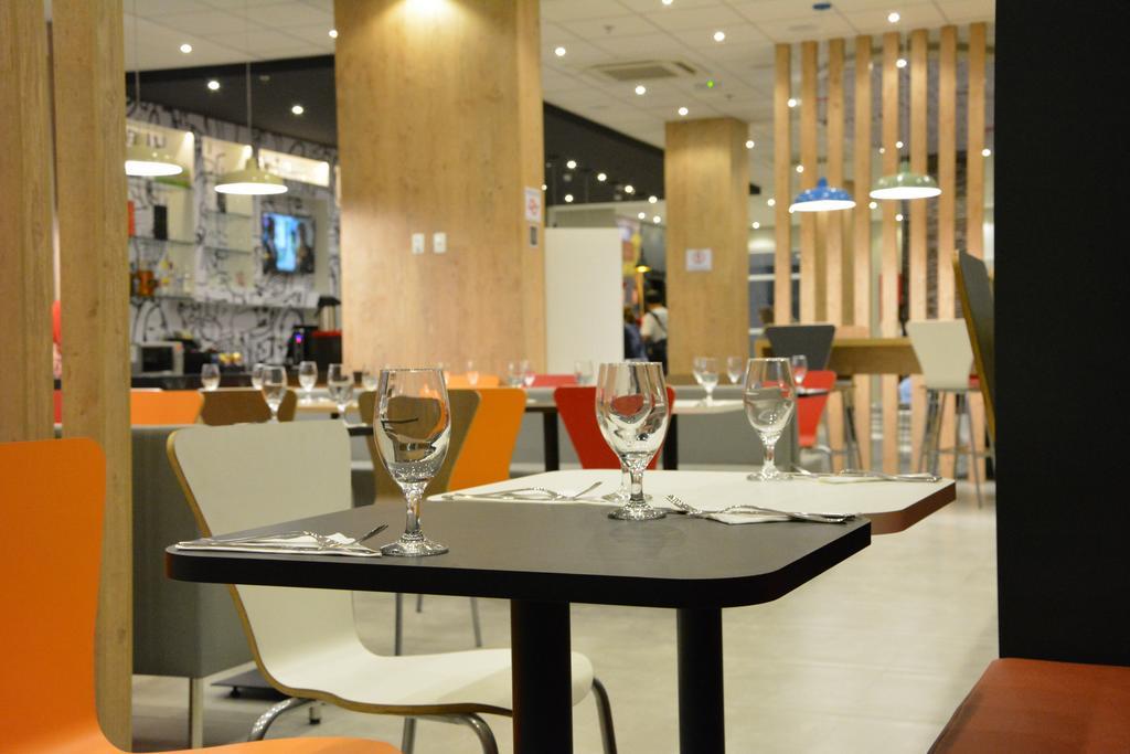 Hotel Ibis Jacareí Esterno foto