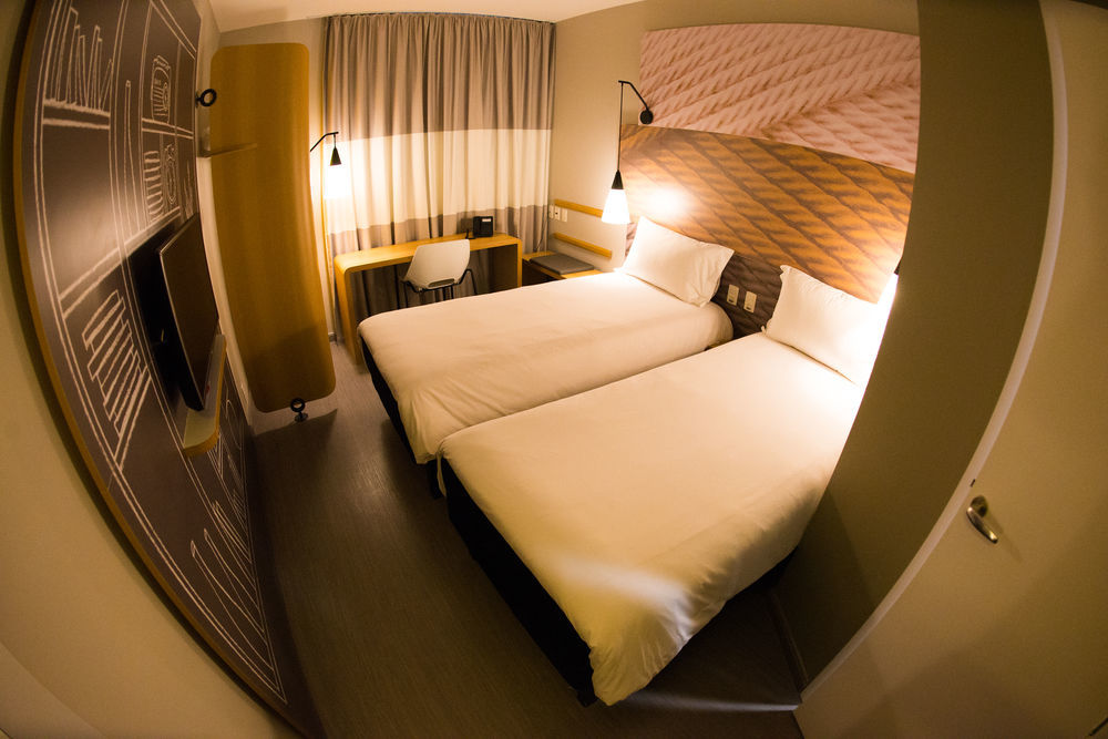 Hotel Ibis Jacareí Esterno foto